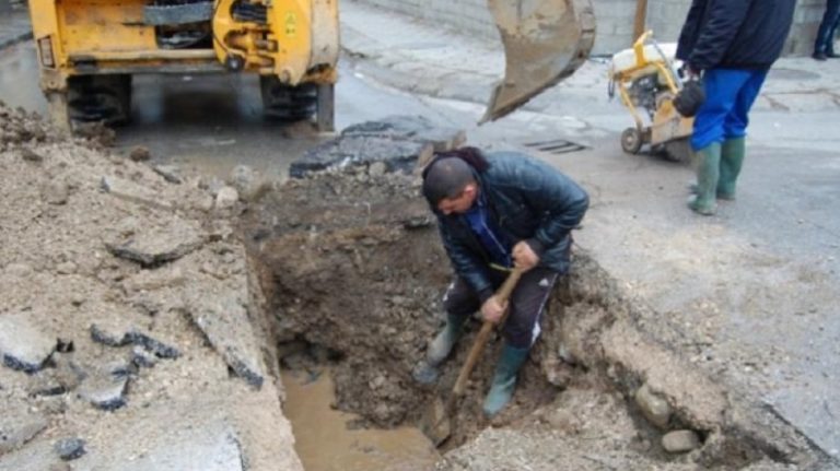 Екипи на ВиК-Плевен отстраняват авария в село Мечка