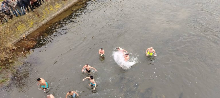 23-годишният Михаил Велчевски спаси кръста в Ловеч на Йордановден