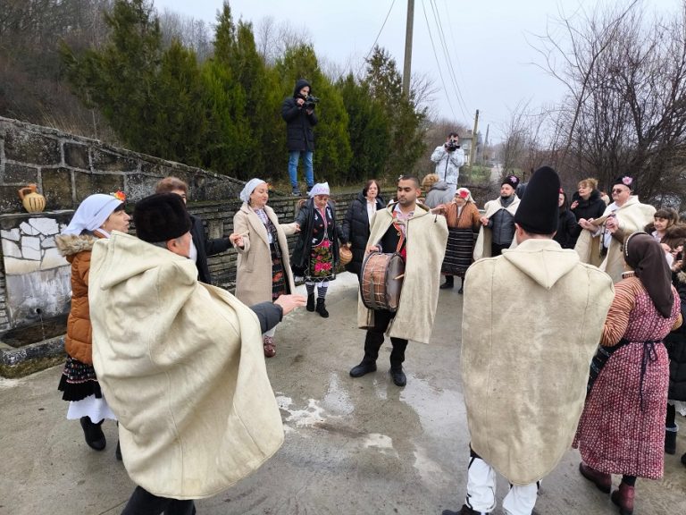 Обичая „Иванови влачуги“ пресъздадоха в село Караисен