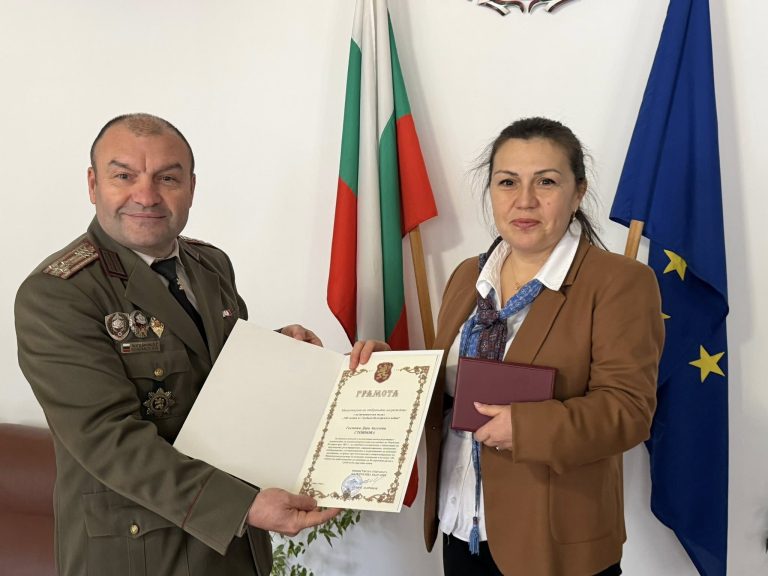Областният управител на Ловеч е наградена с грамота от министъра на отбраната
