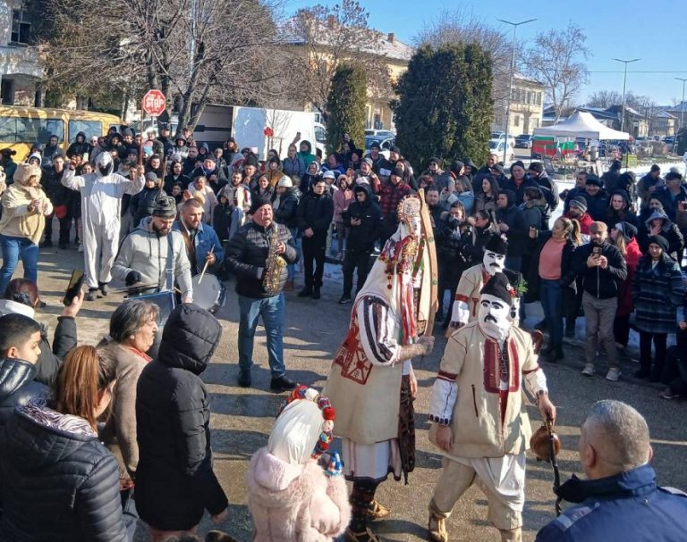 Кукерски игри на Ивановден в село Гиген