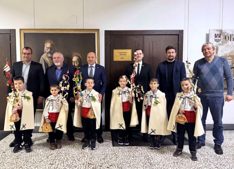 Първият работен ден на 2026 г. в Община Ловеч започна със сурвакарски наричания