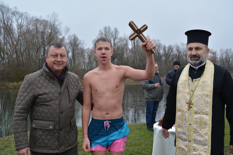 16-годишният Валентин Велев извади Богоявленския кръст в община Павликени