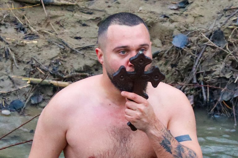 Златко Златев за трети път извади  Богоявленския кръст от река Осъм край село Козар Белене