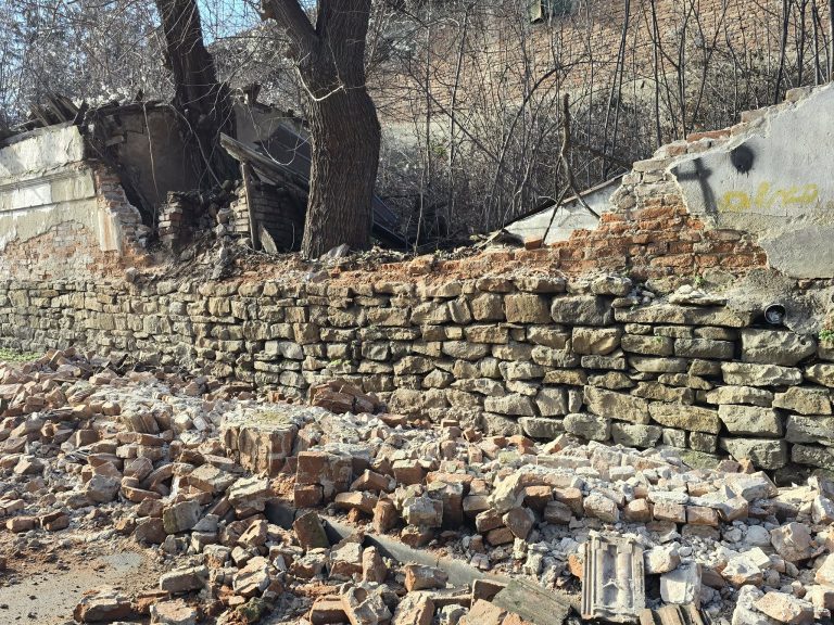 Срути се оградна стена на бившата казарма в Ловеч