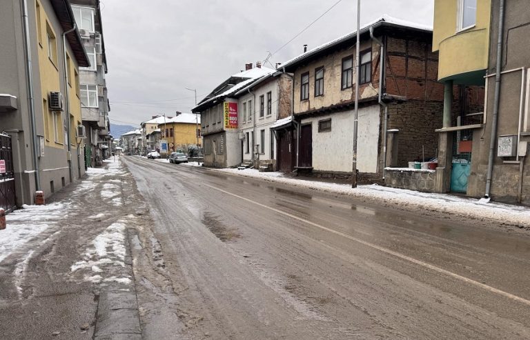 Пътната обстановка в община Троян се нормализира, шест машини почистват пътищата