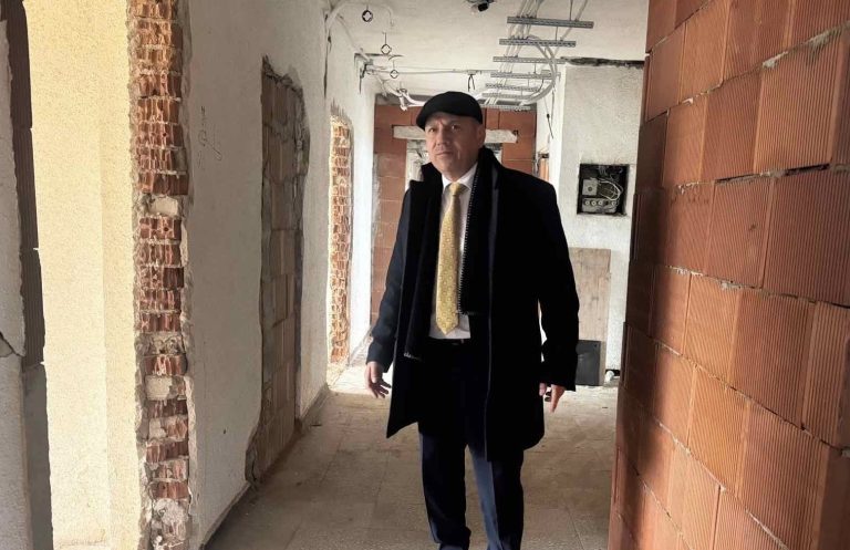 Кметът на Ловеч провери напредъка по ремонта на бъдещия Дом за стари хора „Върбовка“