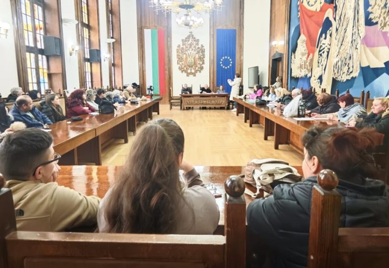 Общо 127 търговци участваха в жребия за 90 места за продажба на мартеници в Плевен