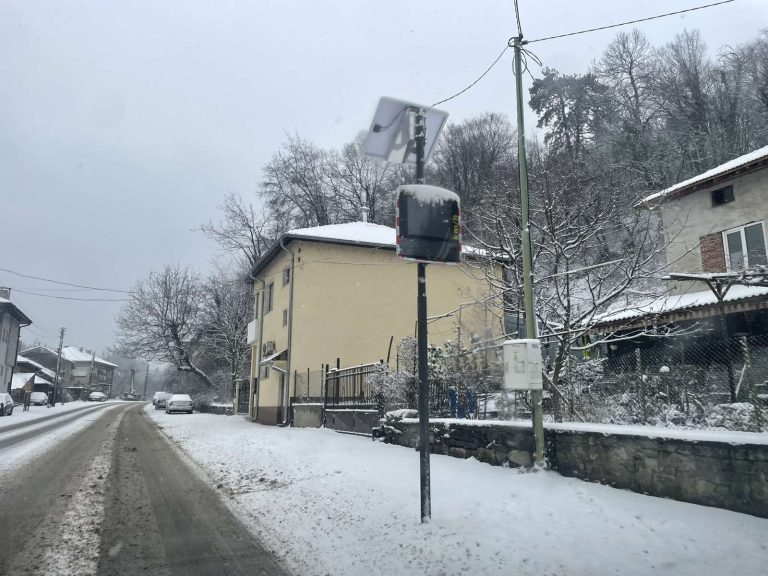 Първата радарна табела за скорост вече е поставена в Троян