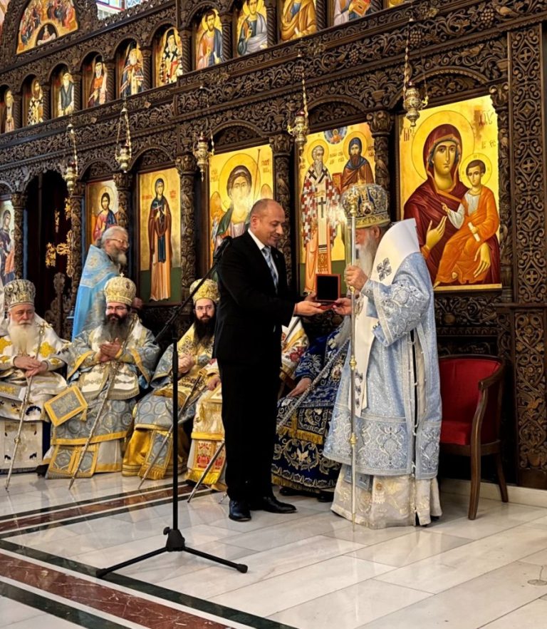 Кметът на Ловеч  връчи на митрополит Гавриил Почетния знак на кмета
