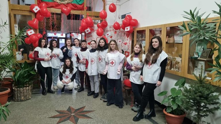 Червенокръстците в Ловеч отбелязаха Свети Валентин с мотото „Това не го казвай! Докажи любовта с грижа!“