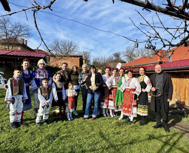 С празнична програма и конкурс за вино в Слатина отбелязаха Трифон Зарезан
