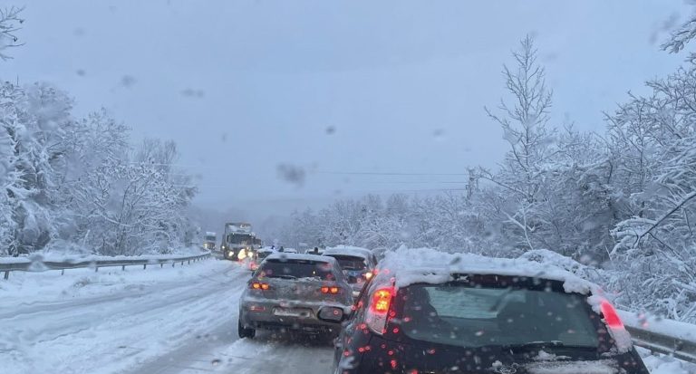 Закъсали тирове блокираха пътя от Троян към околовръстния път на Ловеч