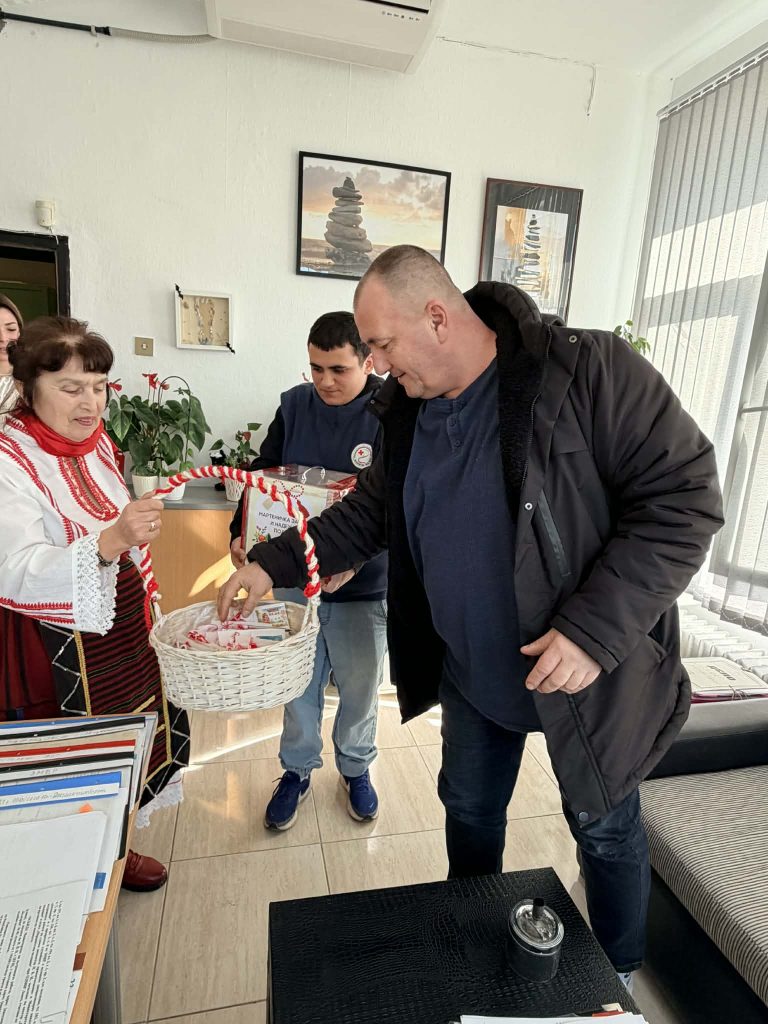 Доброволци на БЧК закичиха служителите на ОД МВР-Ловеч с мартенички