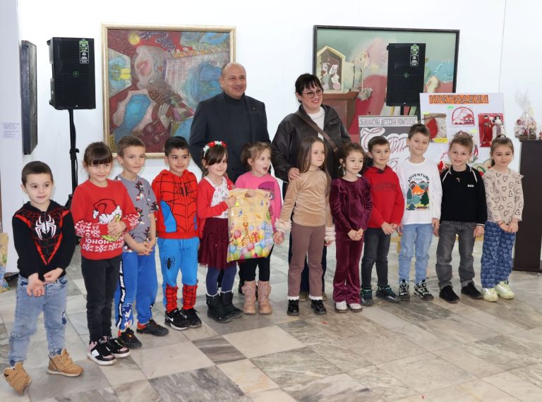 Награфиха участници в конкурс за мартеница в Ловеч