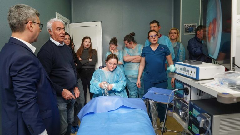 Млади специалисти получиха сертификати за успешно завършен курс по оперативна хистероскопия в Медицински университет – Плевен