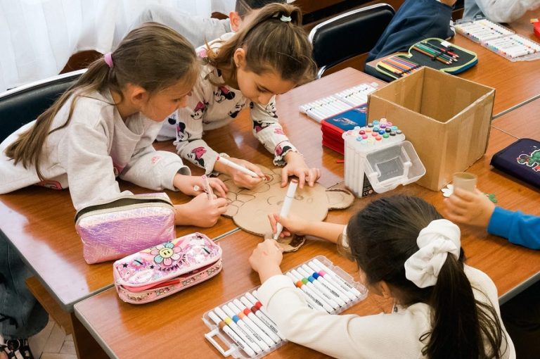 В град Левски поставиха началото на първата дейност от проекта „Зелена зима – екологични инициативи на закрито“