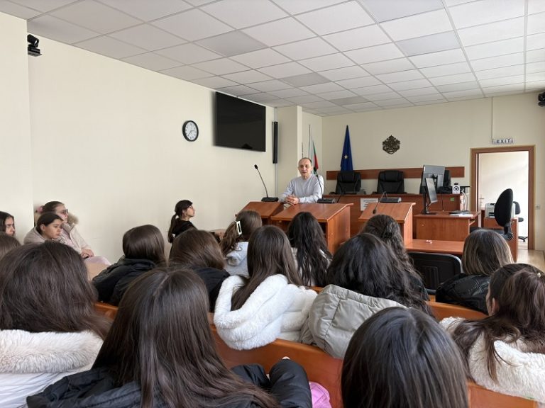 Седмокласници от ОУ „Васил Левски“ – Ловеч се включиха в образователната програма на ВСС и МОН