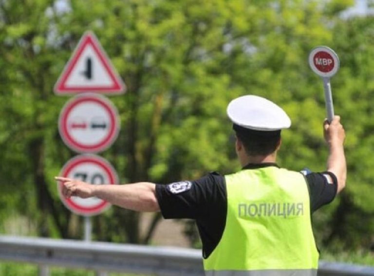 Неправоспособен моторист опита да избяга от полицията в Кнежа