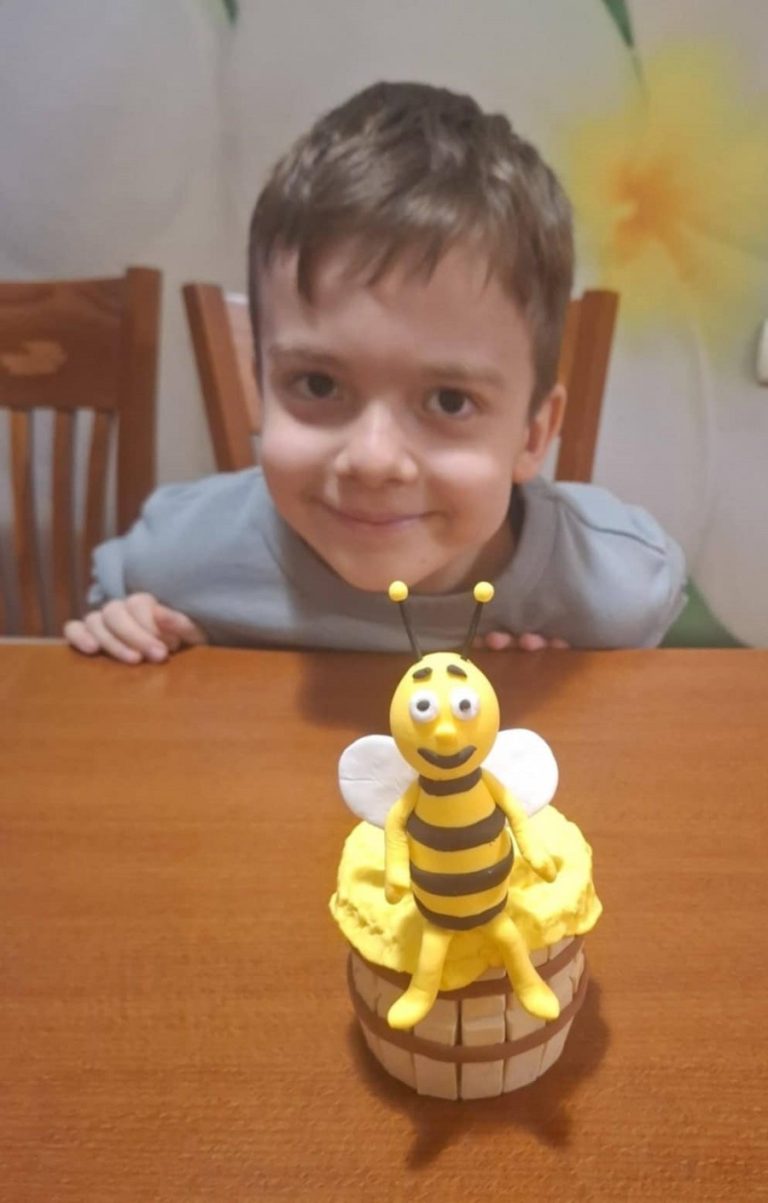 Първокласник от НУ „Христо Ботев“, гр. Плевен с награда от детския конкурс „Пчеларството – екология и плодородие, пчелните продукти – здраве и дълголетие“