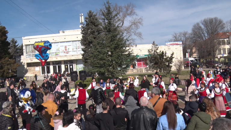 Празникът на виното и любовта събра жители и гости в Гулянци