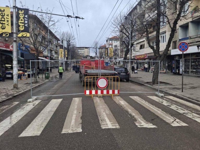започна демонтаж на контактната мрежана градския транспорт по ул. „Сан Стефано“ в Плевен