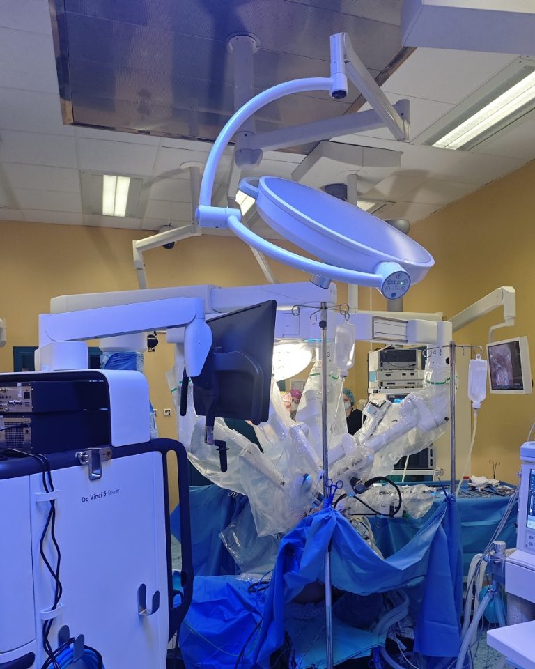 Роботизирана хирургична система от пето поколение Da Vinci surgical system вече работи в УМБАЛ „Св. Марина“-Плевен