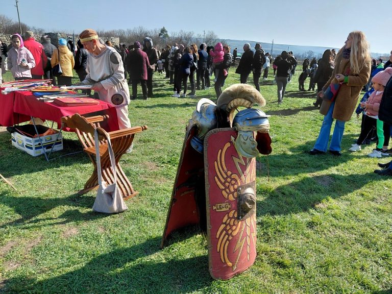Един ден в древен Рим прекараха жителите и гостите на Гиген този уикенд  с античен фестивал на Улпия Ескус