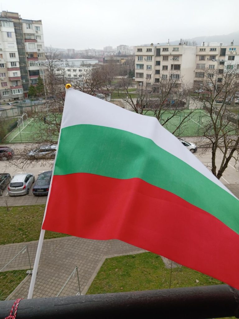 600 национални флага са раздадени на училищата в Ловеч