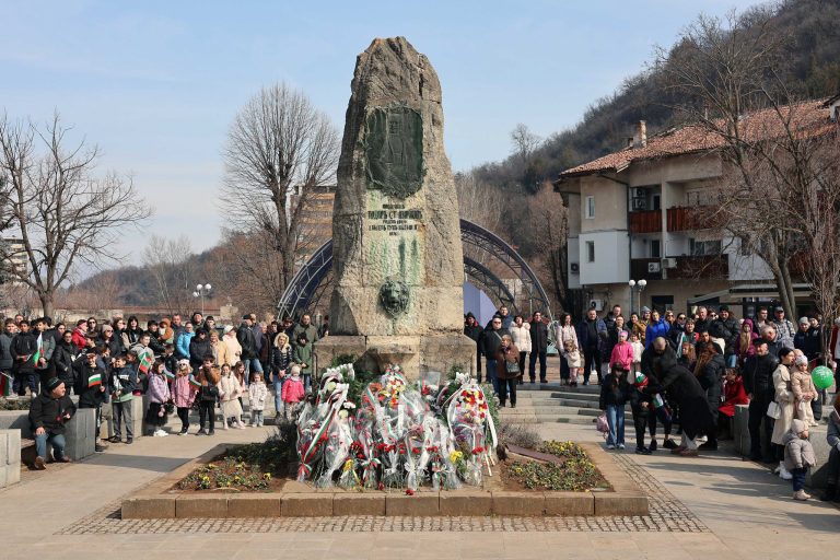 С тържествена програма Ловеч отбеляза Националния празник на Република България – 3 март