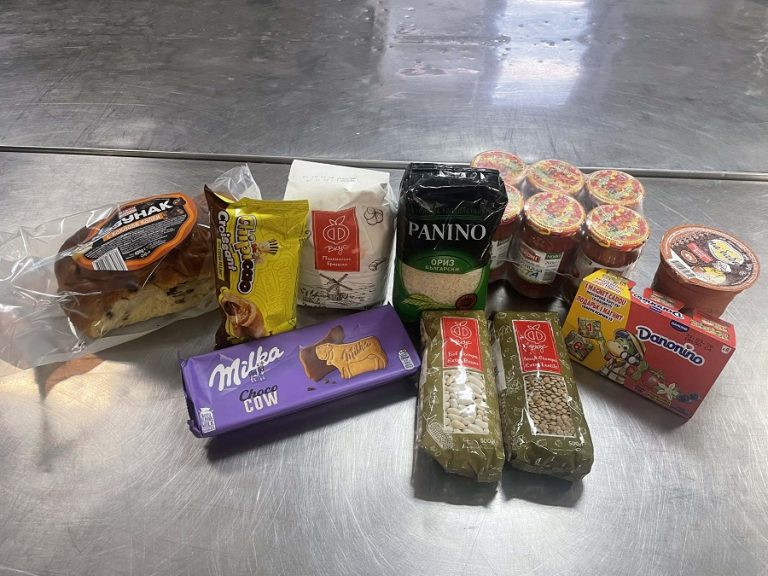 Абонатите на Домашния социален патронаж в Гулянци получават безплатни хранителни продукти