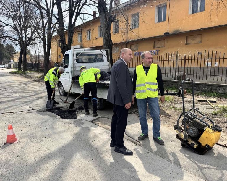 Започна запълването на дупки със студена асфалтова смес в Ловеч