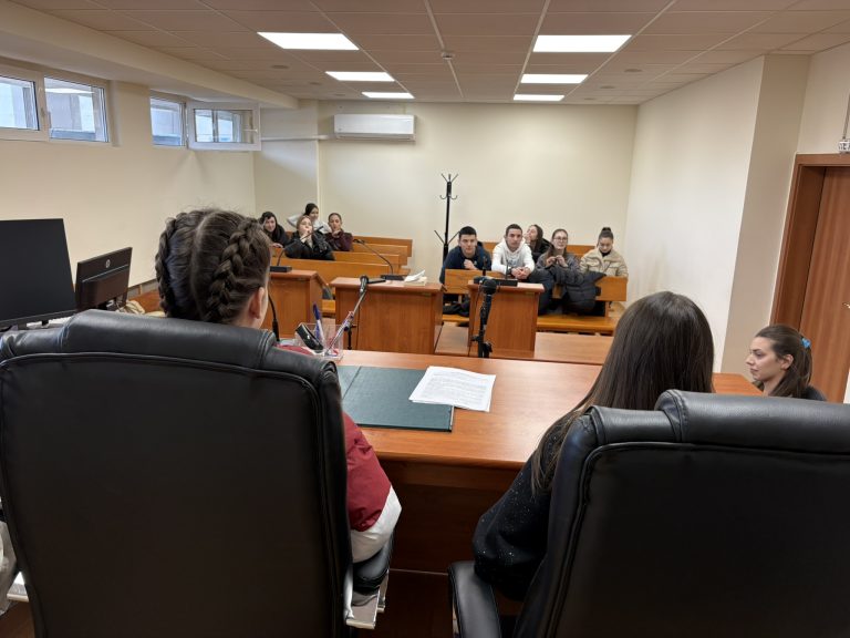 Десетокласници от ловешката гимназия подготвят симулиран съдебен процес по случай с алкохол, наркотици и престъпна група