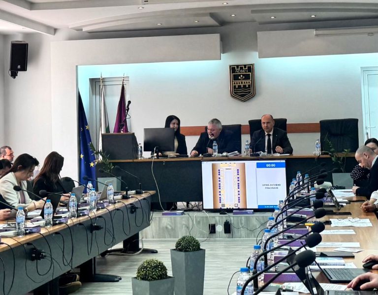 42-ро заседание на Общински съвет – Ловеч: заместник-председател напусна поста, село Абланица получи герб, приеха отчети и оттеглиха стратегията за спортните имоти