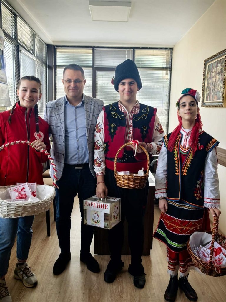 Червенокръстци от Ловеч и Троян с кампания „Мартеничка закачи и надежда подари“