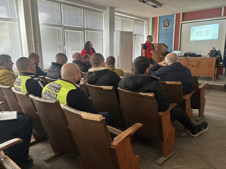 Доброволци на БЧК-Ловеч проведоха обучение на  полицаи в Ловеч