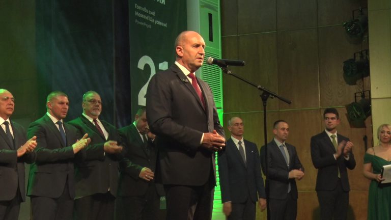 Стотици посрещнаха Румен Радев в Плевен: „Или избираме промяната, или оставаме в плен на олигархията“