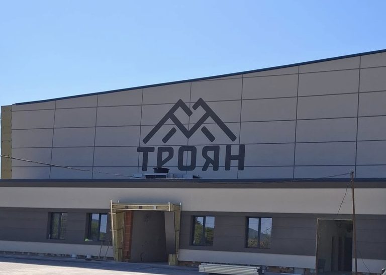 Посрещат Лора Христова на първото събитие в новата спортна зала в Троян(видео)