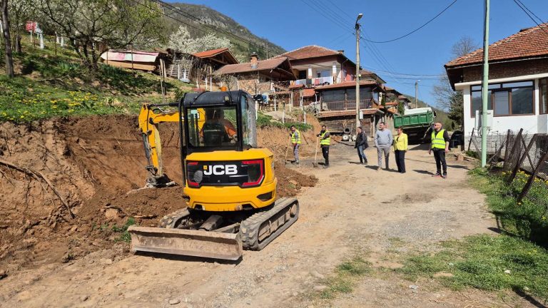 Ремонтът на улица „Цар Самуил“ в село Градежница