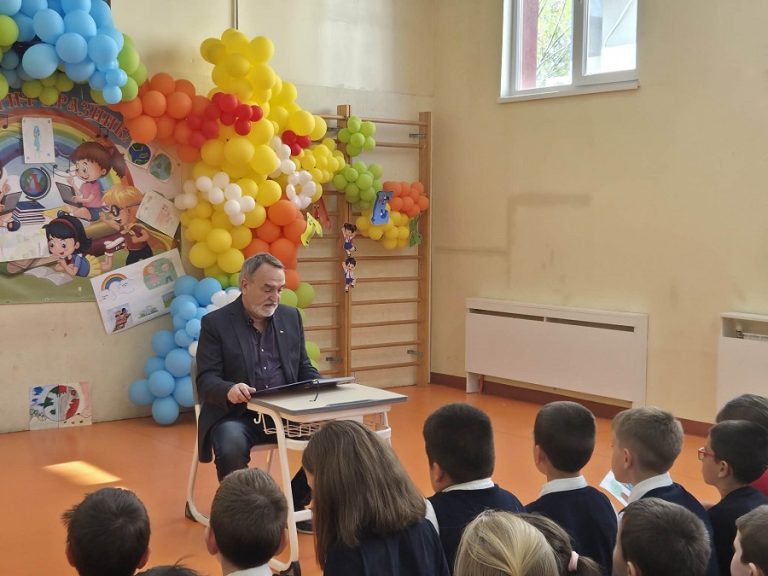 Изпълнителният директор на УМБАЛ „Д-р Георги Странски“  гостува на второкласници и чете приказки