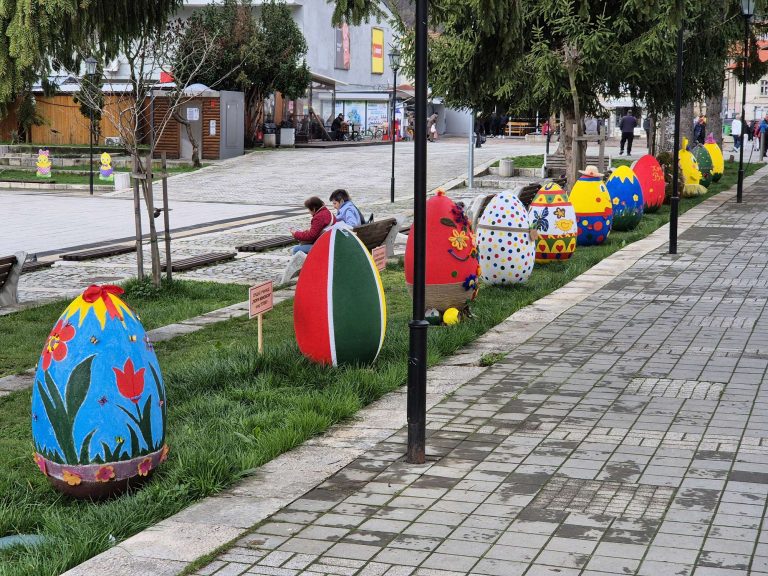 Ученици от Тетевен изработиха уникални великденски яйца, които вече радват жителите и гостите на града