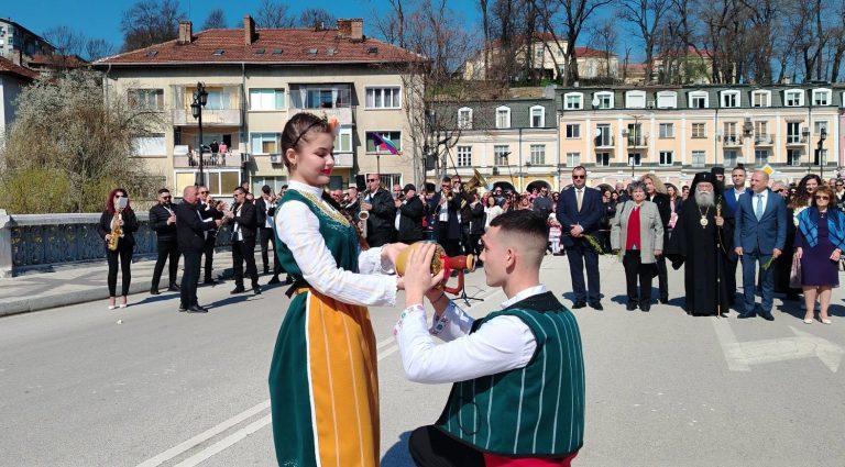 Цветница в Ловеч. Ивона е кумичка на празника