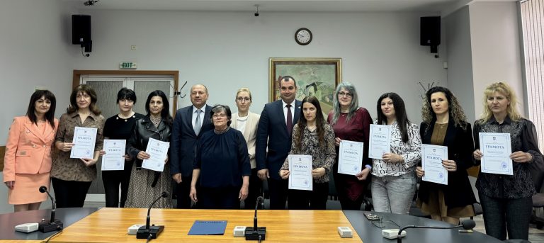 В Община Ловеч отличиха медицински специалисти