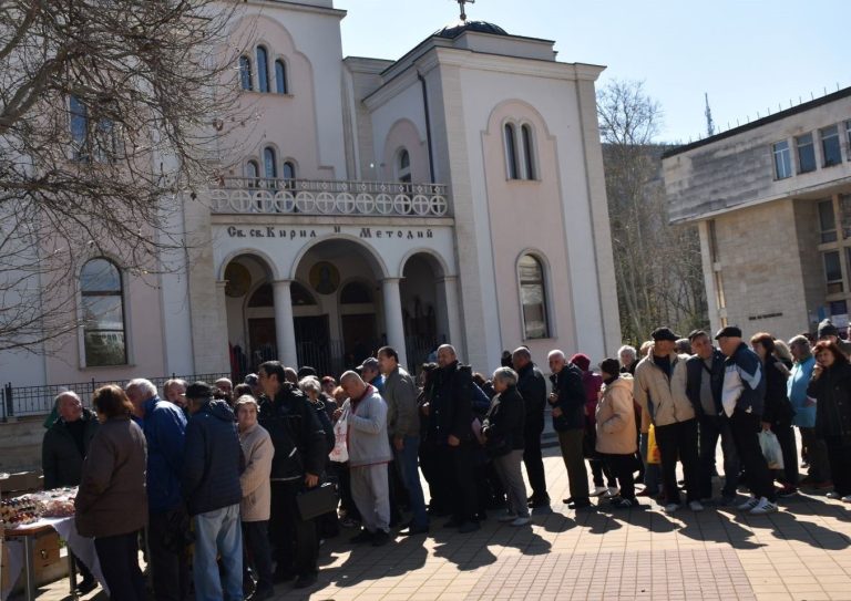 400 козунака и 400 писани яйца раздадоха в Ловеч за Великден