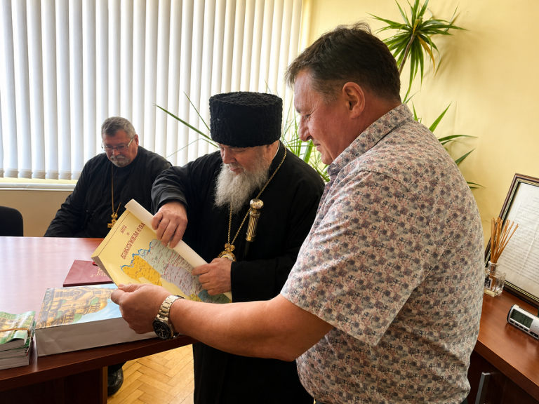 Работна среща между Великотърновския митрополит Григорий и кмета на Община Гулянци Лъчезар Яков