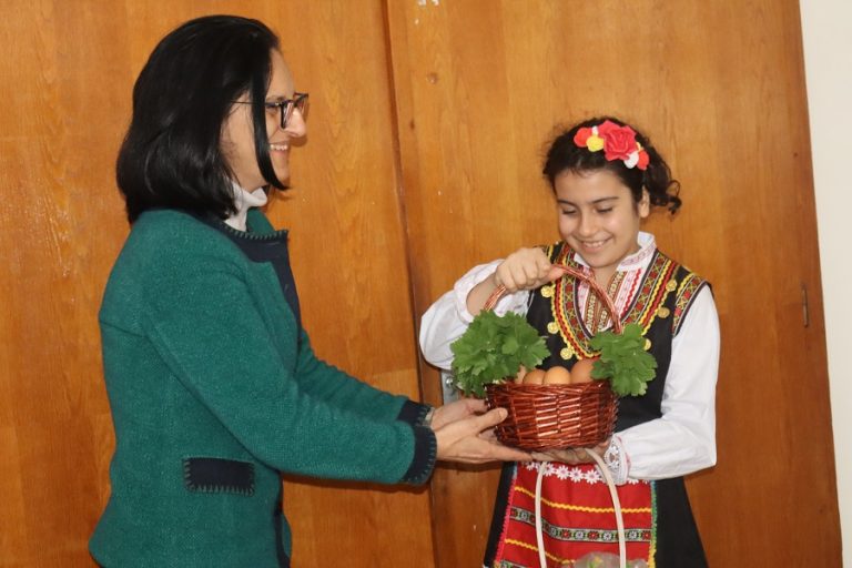 Красиви лазарки огласиха Община Левски с песни и благопожелания