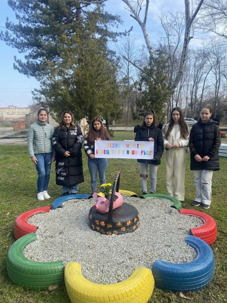 ПГССТ „Н. Й. Вапцаров“ – гр. Левски превръща отпадъците в изкуство по пътя към „Зеления флаг“