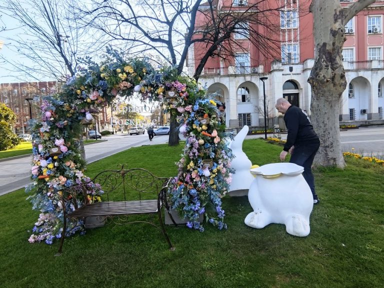 Поражения по великденската украса в Плевен, часове след монтажа