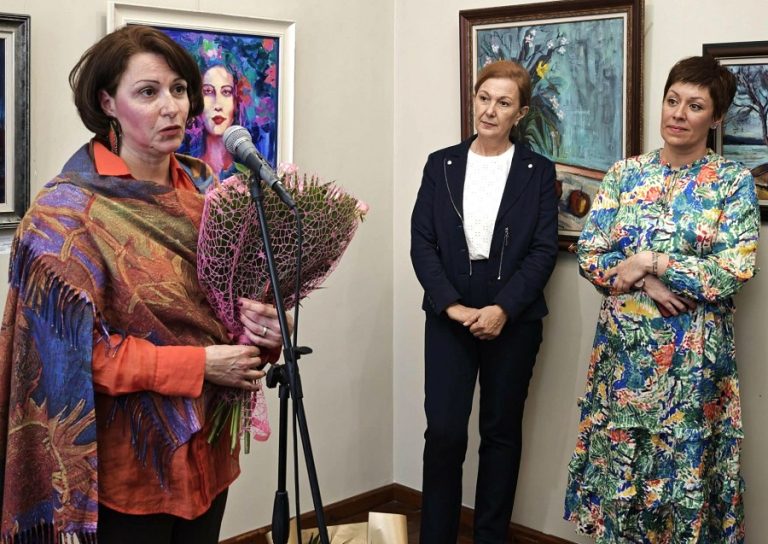 Плевенчанката Даниела Табакова подреди първа самостоятелна изложба в Къщата на художниците