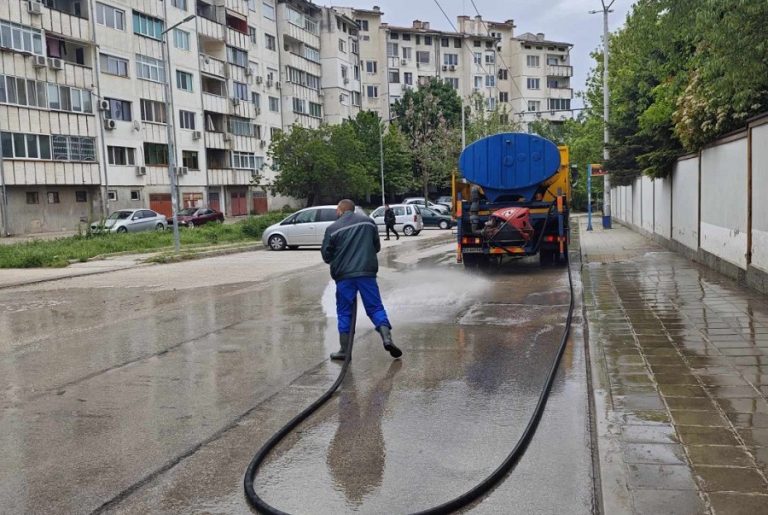 Продължава  почистването на отводнителните шахти и измиването на уличната мрежа в Плевен